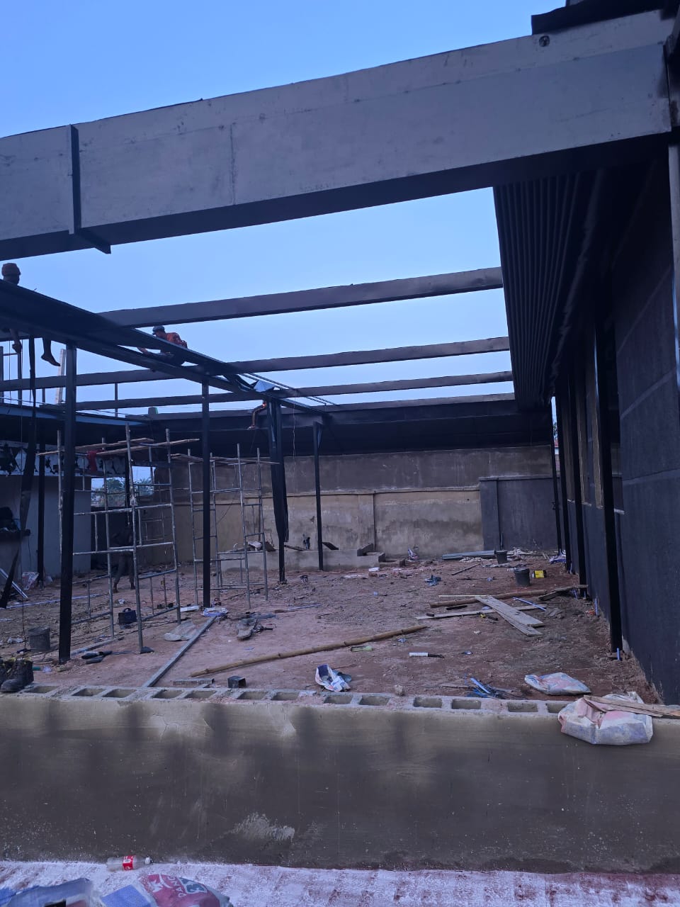 Large retractable structure with roller shutter-type framing, Lagos